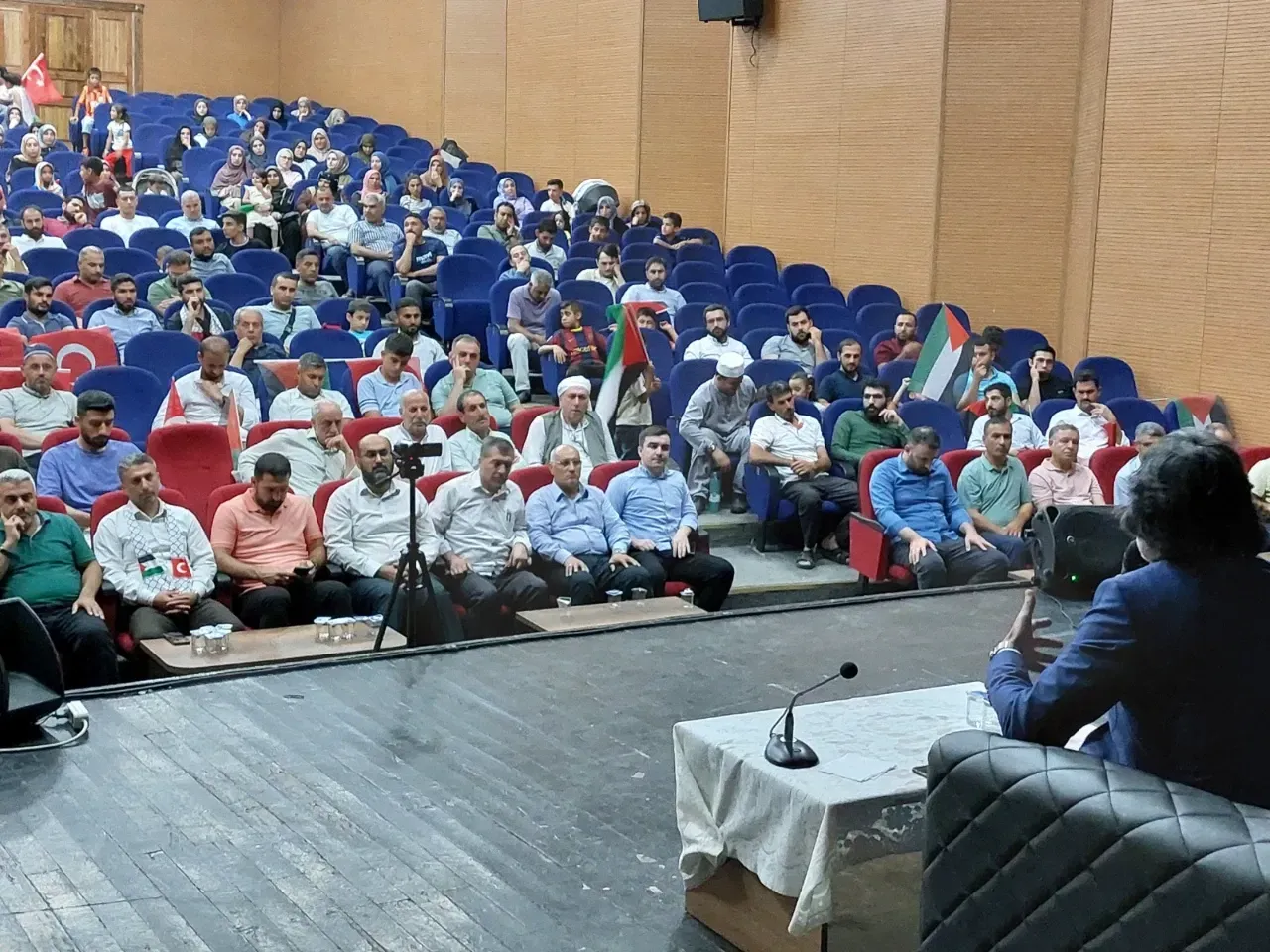 Viranşehir’de “Müslümanlar mı Dağınık, Bâtıl mı Üstün” konulu konferans düzenlendi