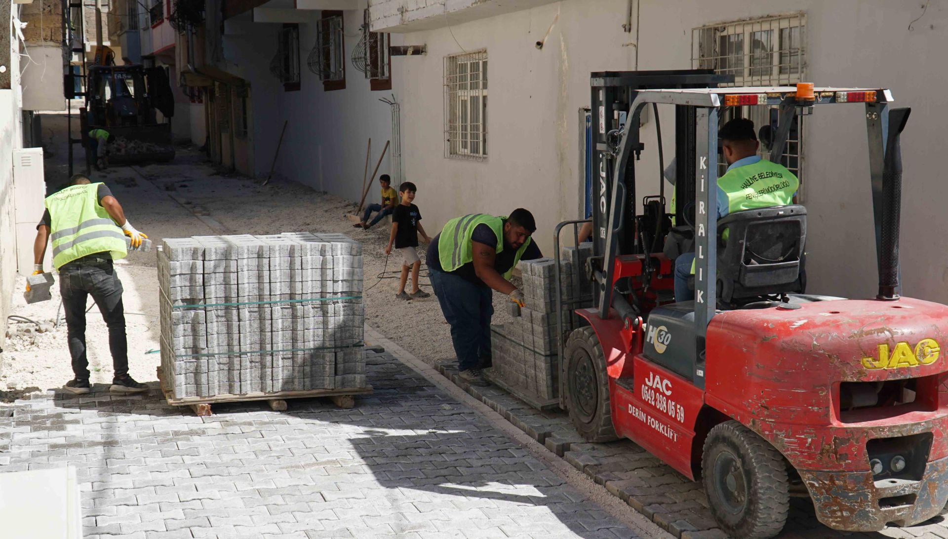 Haliliye’de iki mahallede üst yapı çalışmaları devam ediyor