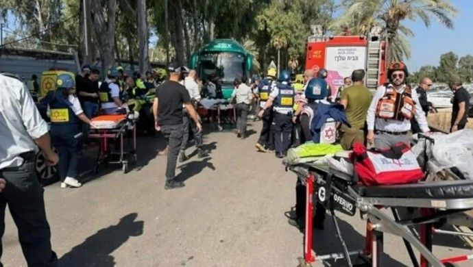 İsrail’de kamyon otobüs durağına daldı: 35 yaralı
