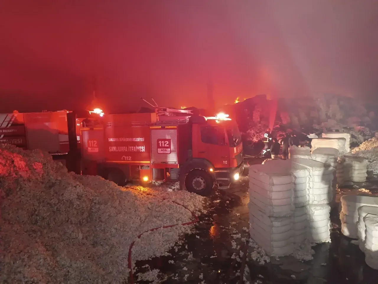 Şanlıurfa’da Tekstil Fabrikasında Yangın: İlçelerden İtfaiye Ekipleri Destek Verdi