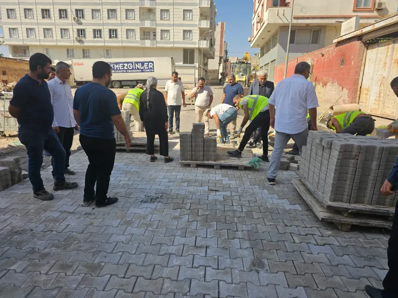 Viranşehir ‘de eş başkanlar parke döşeme çalışmalarını yerinde inceledi
