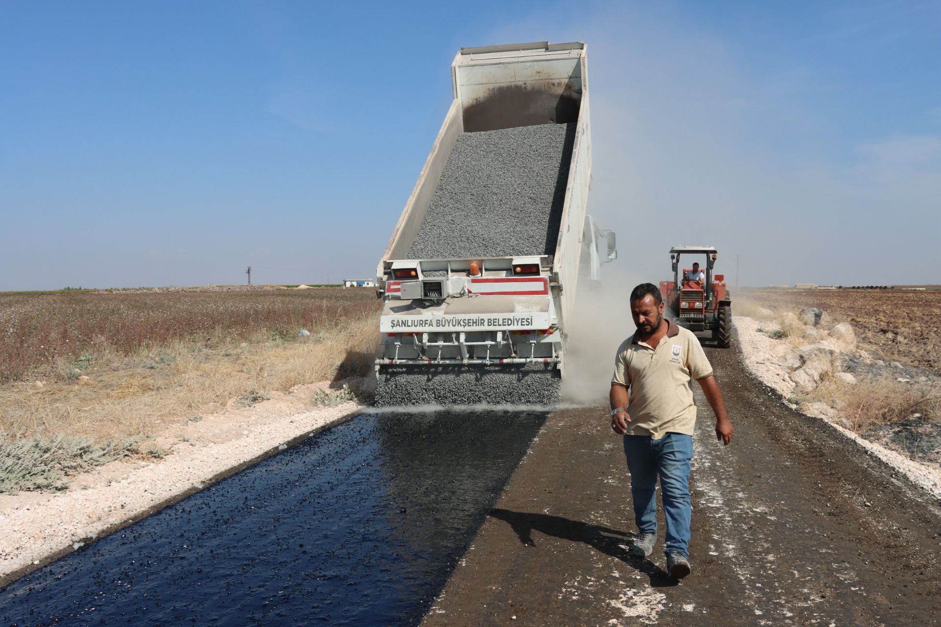 VİRANŞEHİR’DE BİR GRUP YOLU DAHA ASFALTLANIYOR