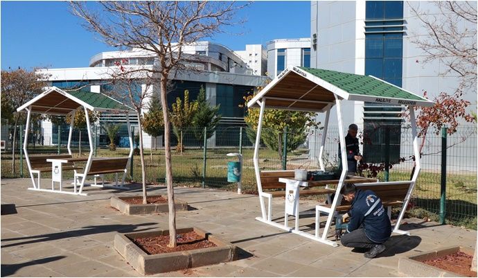 Haliliye Belediyesinde üretilen banklar ve kamelyalar vatandaşların hizmetine sunuldu