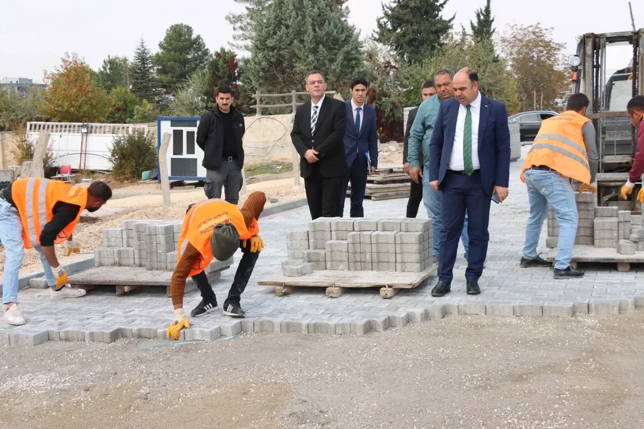 Karaköprü’de Yollar Kilitli Parkeyle Yenileniyor