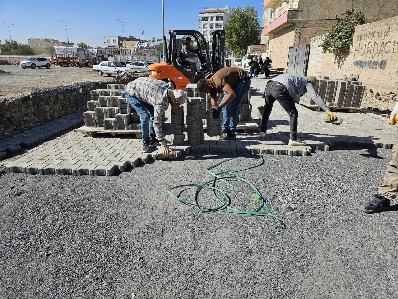 Viranşehir ‘de kilitli parke taşı döşeme çalışmaları sürüyor