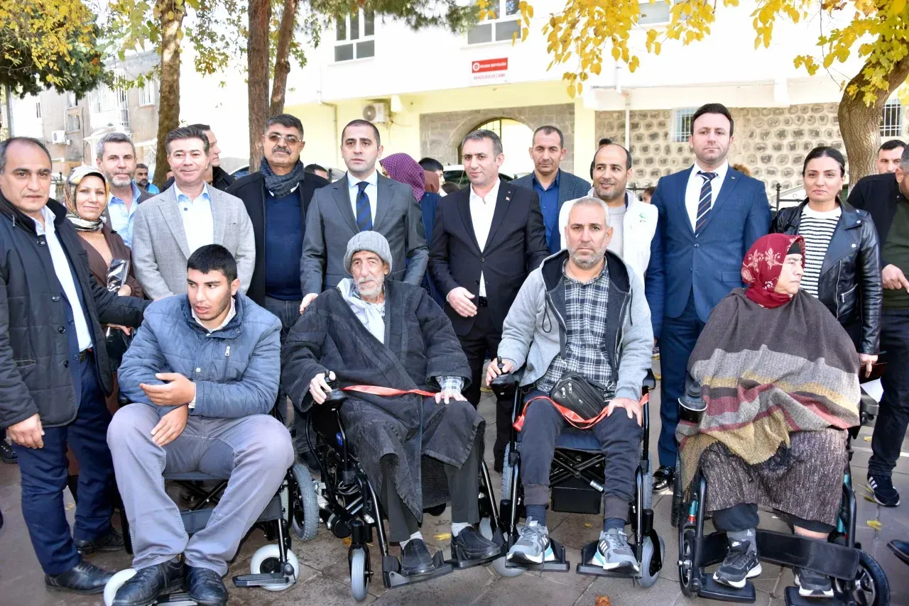 Siverek’te özel gereksinimli vatandaşlara akülü tekerlekli sandalye desteği