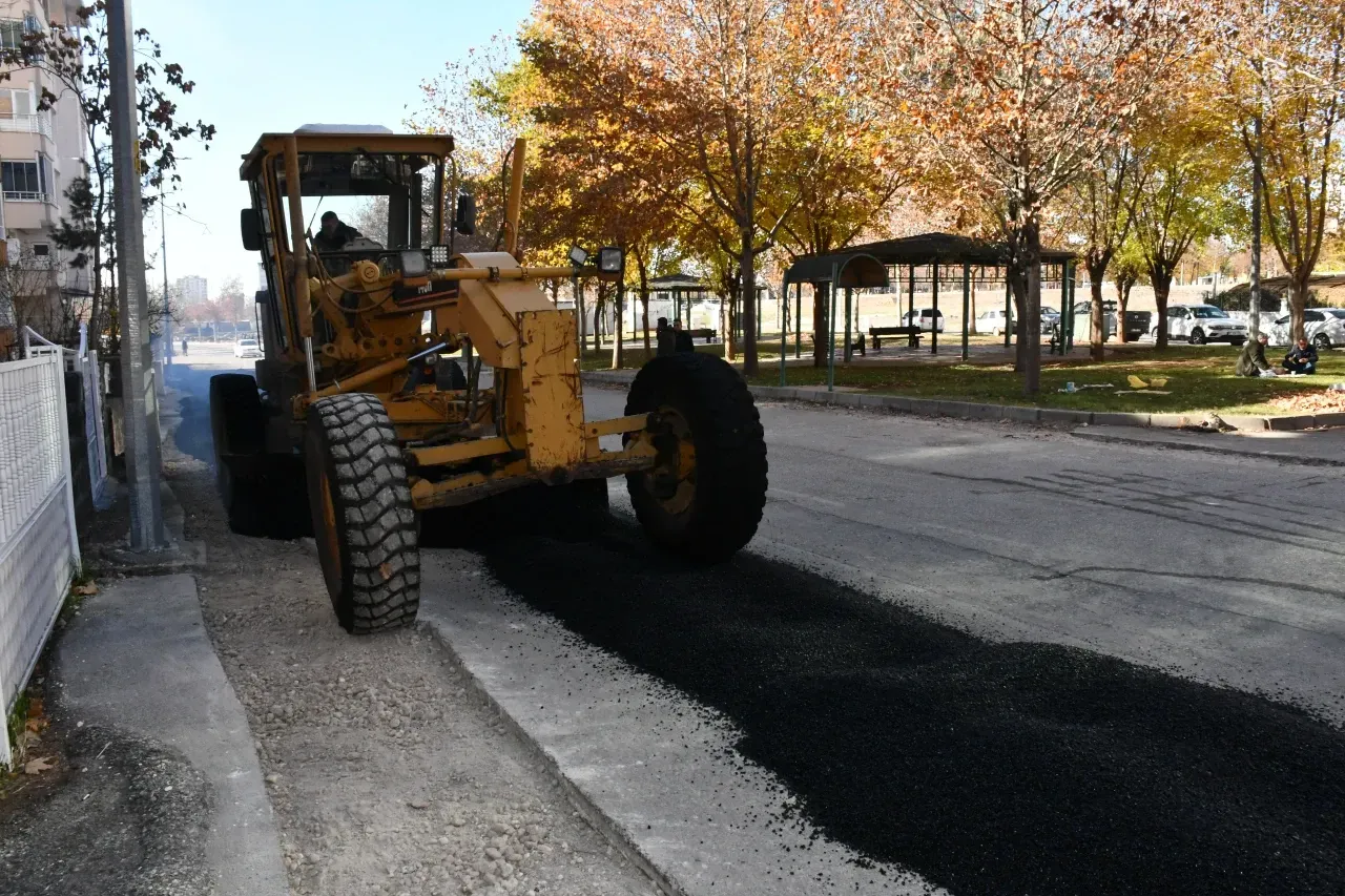 Siverek’te yol yapım çalışmaları devam ediyor