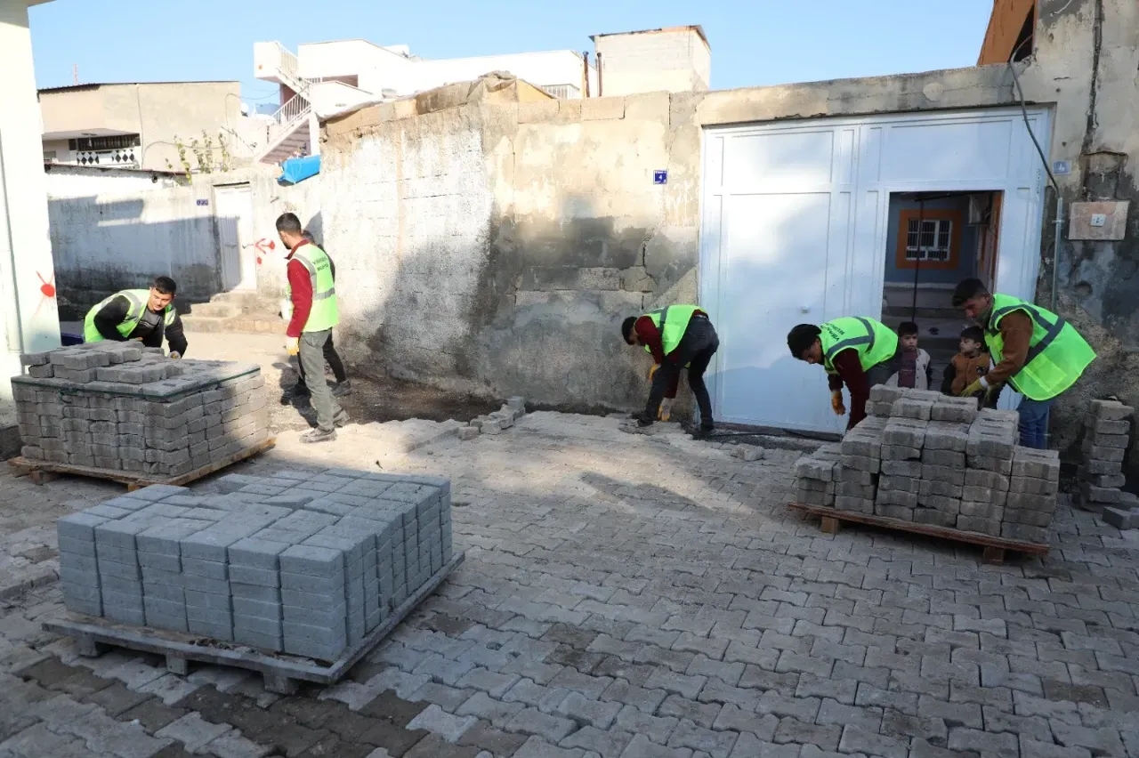 Viranşehir’de deforme yollar yenileniyor