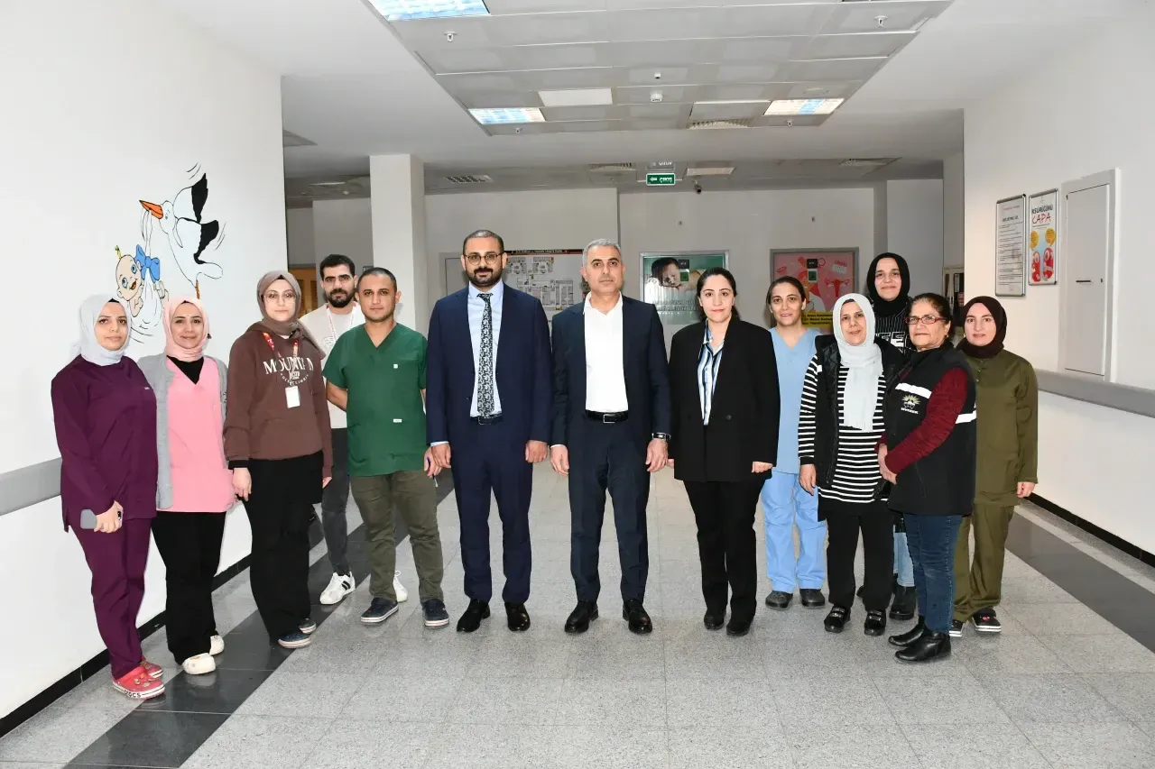 Başkan vekili Bayram 2025 yılının ilk bebeklerini ziyaret etti