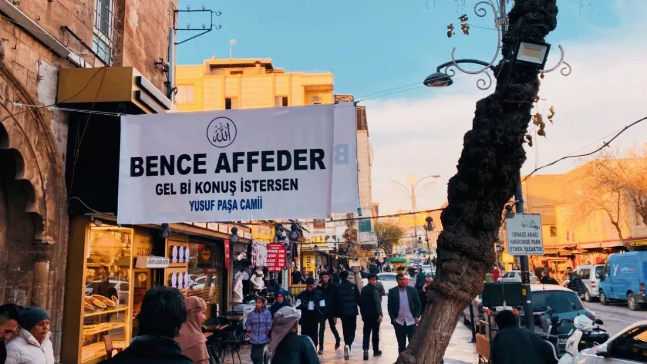“Bence affeder, gel konuş istersen” yazısı Şanlıurfa ‘da ilgi çekti
