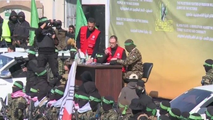 Hamas, 4 İsrailli rehineyi daha Kızılhaç’a teslim etti