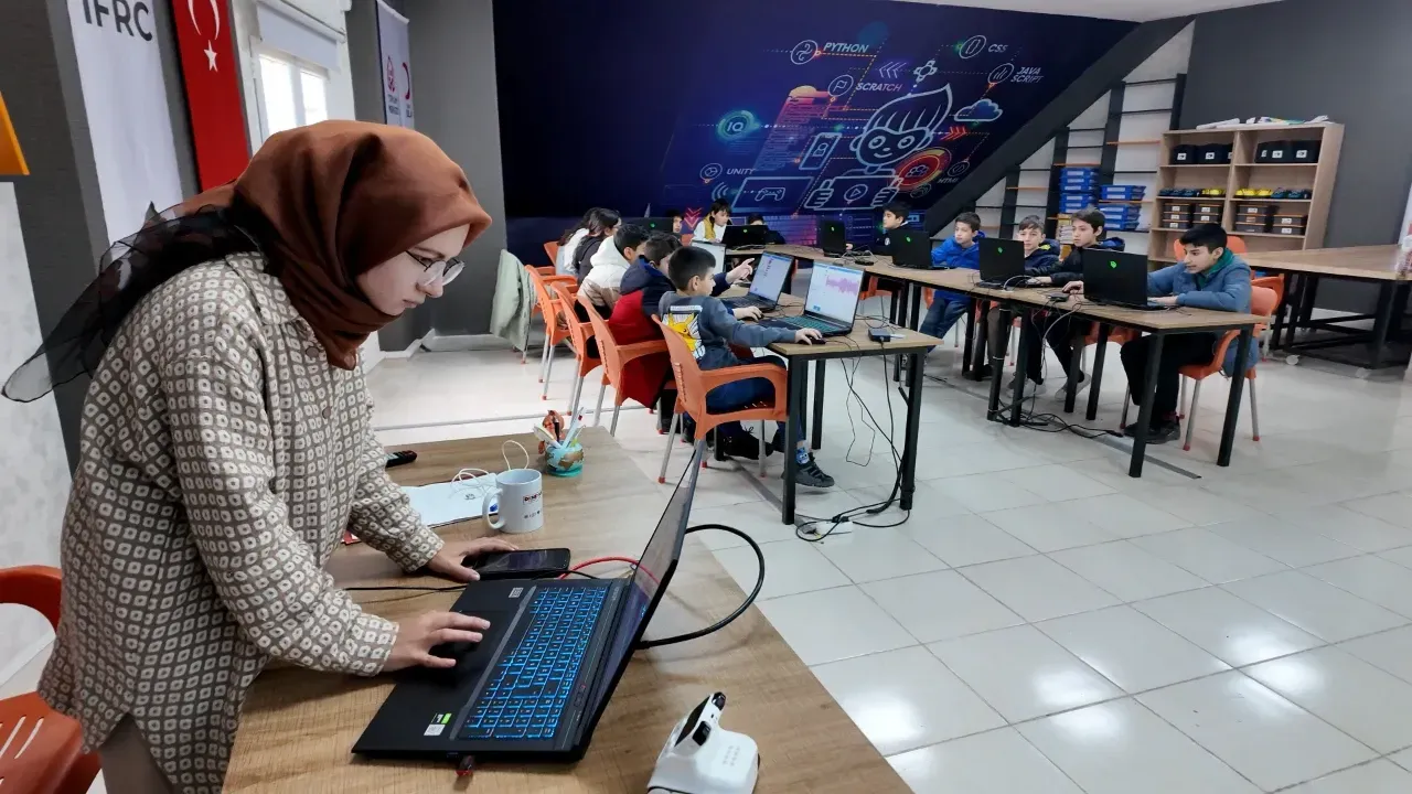 Karaköprü’de Çocuklar Robotik Kodlama Öğreniyor