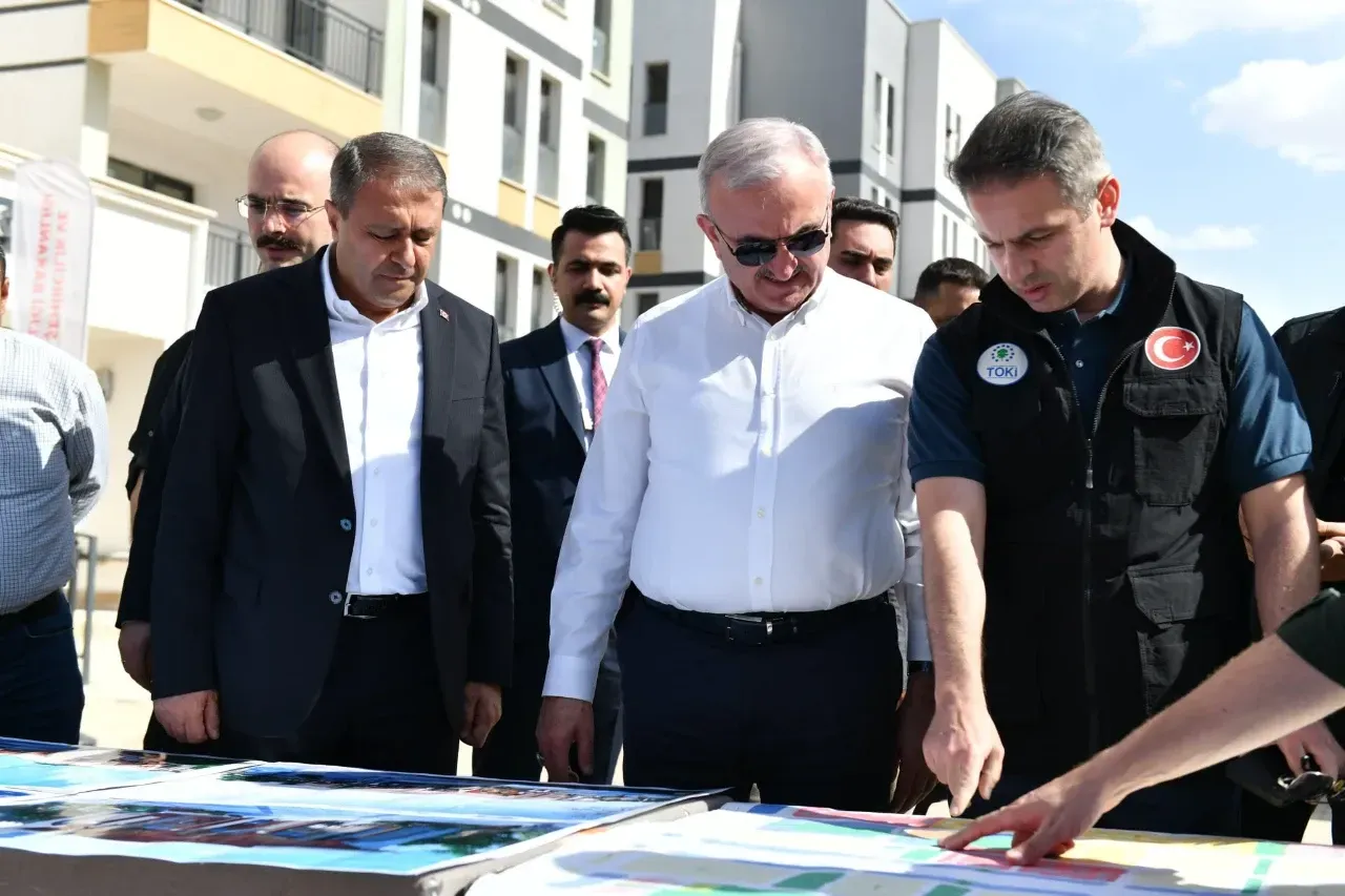 Bakan Yardımcısı Karaloğlu ve Vali Şıldak Deprem Konutlarını İnceledi