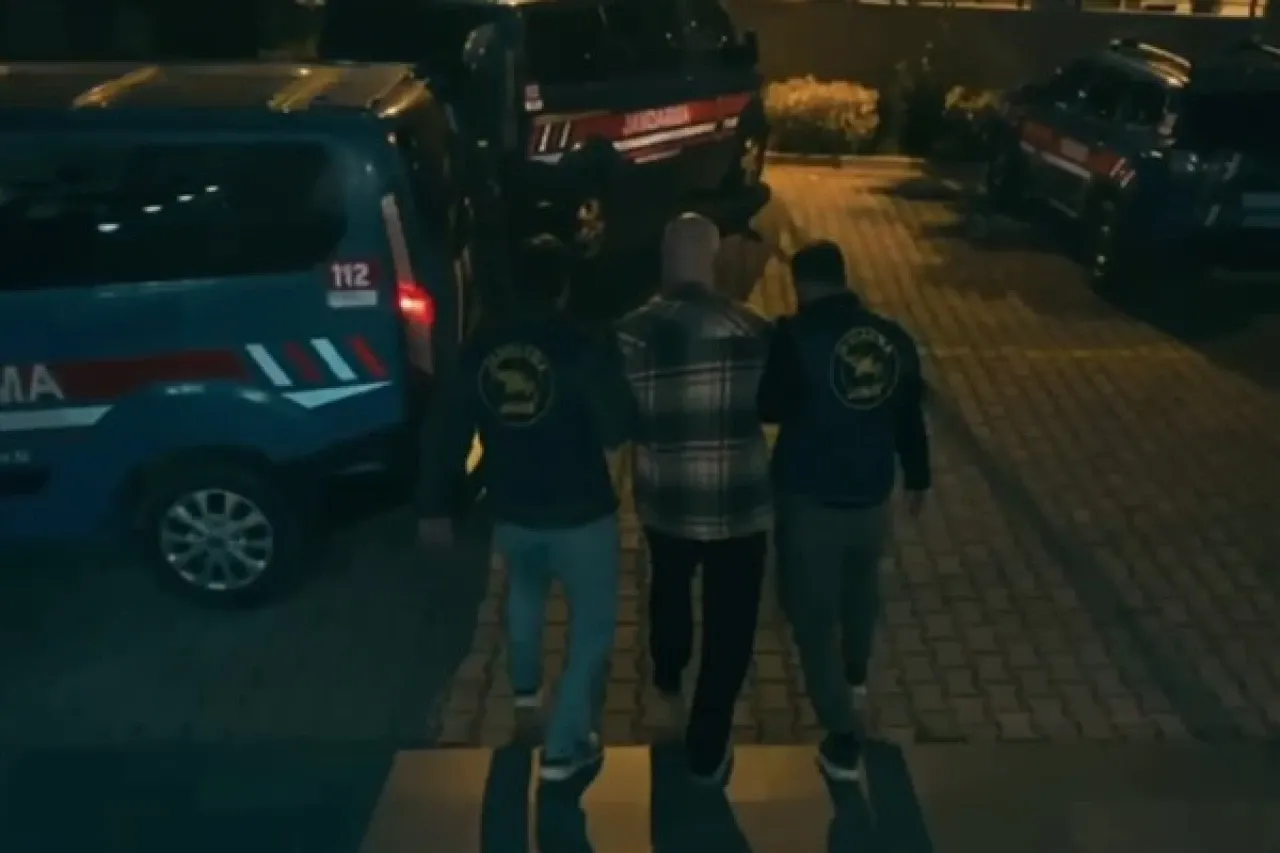 Kırmızı ve Yeşil bültenle aranan 2 şahıs yakalandı