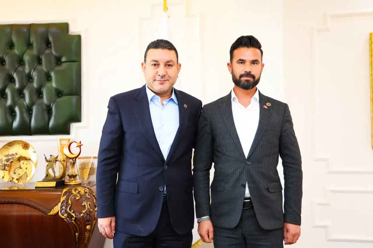 Yeniden Refah Partisinden İstifa Ederek MHP’ye Geçti: Rozetini Başkan Özyavuz Taktı