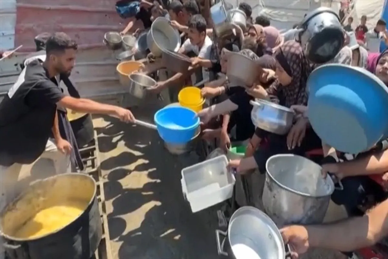 Gazze’de açlık yayılırken yardım personeli baygınlık geçiriyor
